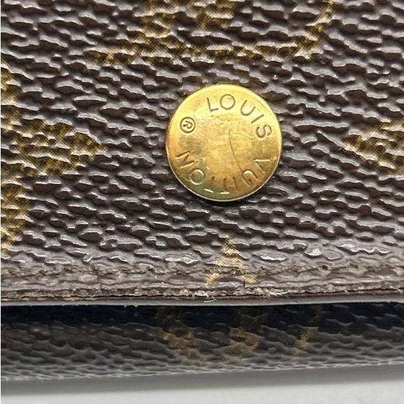 Louis Vuitton wallet with zipper and snap - Picture 2 of 10